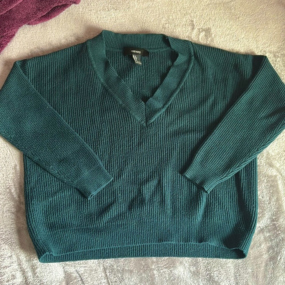Forever 21 green Knit sweater size Small v neck